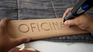¿Cómo puedo utilizar la Dremel para dibujar en madera en Colombia?